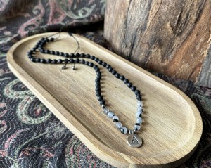 Budda - kwarc z turmalinem i lawa wulkaniczna 